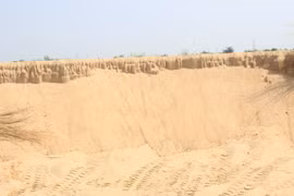 Cuộc chiến không khoan nhượng chống "cát tặc"