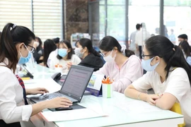 Nhận tiền khi xin việc làm cho người khác rất dễ “dính” tội lừa đảo 