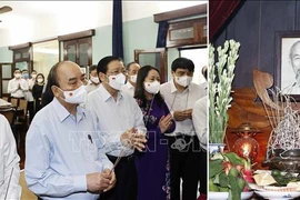 Chủ tịch nước Nguyễn Xuân Phúc dâng hương tưởng niệm Chủ tịch Hồ Chí Minh 