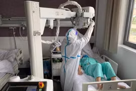 Việt Nam trao tặng 500.000 USD và vật tư, thiết bị y tế hỗ trợ Lào 