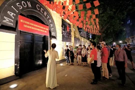 Hà Nội tập trung xây dựng, triển khai các sản phẩm du lịch mới, độc đáo (Trong ảnh: tour du lịch đêm tham quan Di tích Nhà tù Hỏa Lò thu hút du khách)