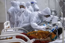 Bịt lỗ hổng thiếu nhân lực y tế vì Covid-19 bằng các “Cô dâu bác sĩ” 