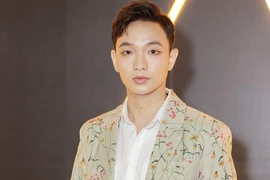 Ca sĩ Hoàng Dũng: Bố mất sớm, mình cần là chỗ dựa tinh thần cho mẹ 