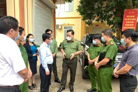 Trung tướng Nguyễn Hải Trung - Ủy viên Ban Thường vụ Thành ủy, Bí thư Đảng ủy, Giám đốc CATP Hà Nội trao đổi với lãnh đạo UBND huyện Thạch Thất về công tác cấp căn cước công dân gắn chíp điện tử.