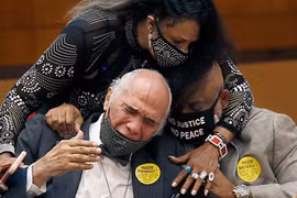 Nhóm 7 thanh niên da màu lĩnh án tử được ân xá sau… 70 năm 