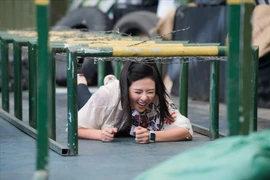 Hoa hậu Ngọc Hân vượt qua thử thách “chui hầm dây thép gai” 