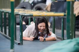 Hoa hậu Ngọc Hân vượt qua thử thách “chui hầm dây thép gai” 