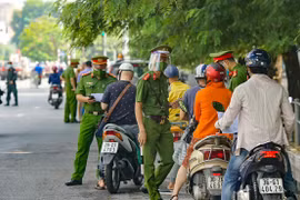 Công an TP Hà Nội triển khai các tổ công tác đặc biệt chốt trực tại nhiều tuyến đường phân vùng với nhiệm vụ kiểm soát tất cả người và phương tiện để phòng, chống dịch Covid-19