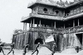 Quân Giải phóng tiến vào Ngọ Môn, cố đô Huế (Ảnh tư liệu)