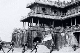 Quân Giải phóng tiến vào Ngọ Môn, cố đô Huế (Ảnh tư liệu)