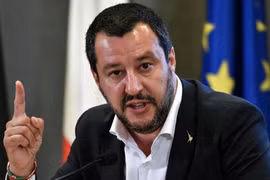 Cựu Bộ trưởng Nội vụ Italia hầu tòa vì chống người nhập cư 