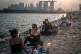 Thấy gì qua 2 mô hình “sống chung với Covid-19” ở Anh và Singapore? 