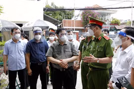 Thứ trưởng Bộ Công an Nguyễn Duy Ngọc báo cáo với Thủ tướng công tác chăm sóc người lang thang cơ nhỡ trong đợt giãn cách phòng chống dịch Covid-19 tại TP.HCM