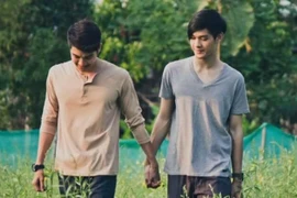 Cặp đôi đồng tính có được nhận con nuôi?