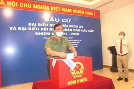 Trung tướng Nguyễn Hải Trung - Giám đốc CATP Hà Nội bầu cử tại khu vực bỏ phiếu số 9, phường Thượng Đình, quận Thanh Xuân 