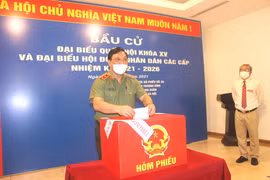 Trung tướng Nguyễn Hải Trung - Giám đốc CATP Hà Nội bầu cử tại khu vực bỏ phiếu số 9, phường Thượng Đình, quận Thanh Xuân 
