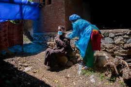 Nhân viên y tế Ấn Độ bị tấn công khi đi vận động tiêm chủng 