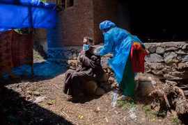 Nhân viên y tế Ấn Độ bị tấn công khi đi vận động tiêm chủng 