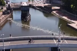 Rào chắn bong bóng “bẫy” chất thải nhựa trên sông ở Amsterdam 