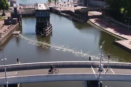 Rào chắn bong bóng “bẫy” chất thải nhựa trên sông ở Amsterdam 