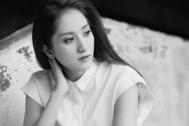 Khánh Thi “livestream” khóc lóc khiến người hâm mộ hoang mang 