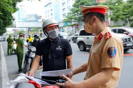 Để thực hiện tốt công tác phòng, chống dịch, sớm kiểm soát dịch bệnh trên địa bàn thành phố, ngoài nỗ lực của cả hệ thống chính trị từ thành phố đến cơ sở, cần sự đồng lòng, chung tay góp sức của nhân dân Thủ đô. Ảnh: Lam Thanh 