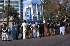 Cảnh hỗn loạn trong “cơn khát” tiền mặt ở Afghanistan 