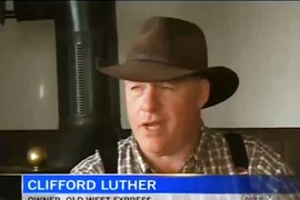 Tặng 10.000 USD cho chủ nhà hàng sau khi ăn tối xong