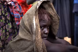 Rợn tóc gáy “lễ trưởng thành” đầy nước mắt của bé gái Kenya