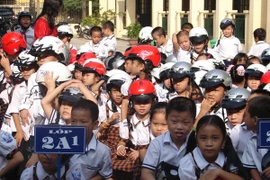Chính thức xử phạt trẻ em không đội mũ bảo hiểm từ 10-4