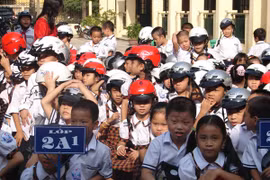 Chính thức xử phạt trẻ em không đội mũ bảo hiểm từ 10-4