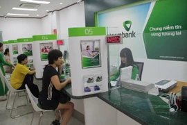 Bị khách hàng phản ứng, Vietcombank sửa quy định về dịch vụ ngân hàng điện tử