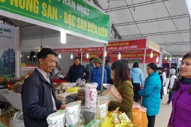 Người dân ngoại thành hào hứng với Hội chợ phục vụ Tết