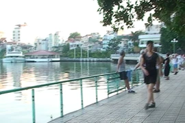 Lan can Hồ Tây bỗng dưng mất tích 