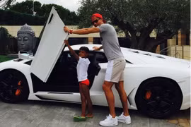 Con trai lác mắt với siêu xe mới sắm của Ronaldo