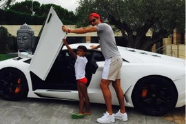 Con trai lác mắt với siêu xe mới sắm của Ronaldo