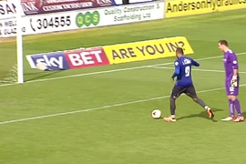 Hài hước với tình huống cả đội đứng nhìn cầu thủ đối phương ghi bàn