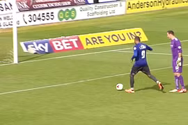 Hài hước với tình huống cả đội đứng nhìn cầu thủ đối phương ghi bàn