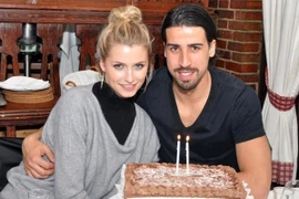 "Sao" của Juventus tái hợp với siêu mẫu bốc lửa người Đức