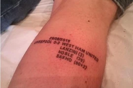 Phấn khích với chiến thắng, CĐV của West Ham xăm kết quả lên chân