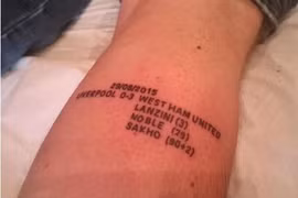 Phấn khích với chiến thắng, CĐV của West Ham xăm kết quả lên chân