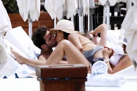 Fabregas chiều chuộng "máy bay bà già" hơn gái trẻ