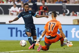 Đội nhà thất bại, "sao" của Man City vẫn đập phá trong hộp đêm