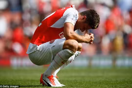 Giroud may mắn thoát khỏi chấn thương sọ não