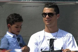Ronaldo tiết lộ clip "tự sướng" cùng con trai