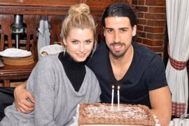 "Sao" của Juventus tái hợp với siêu mẫu bốc lửa người Đức