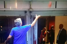 Mourinho cay cú ném huy chương lên khán đài