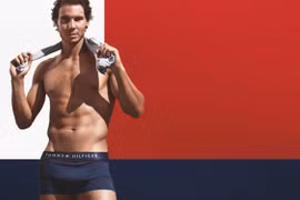 Tranh thủ ngày nghỉ, ông Vua mặt sân đất nện quảng cáo đồ lót