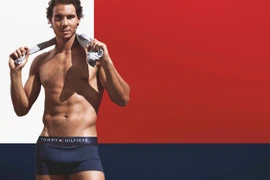 Tranh thủ ngày nghỉ, ông Vua mặt sân đất nện quảng cáo đồ lót