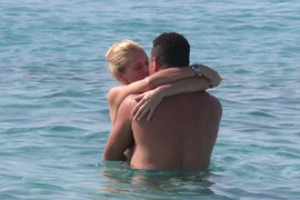 "Người ngoài hành tinh" tự tin khóa môi gái trẻ